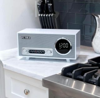 Loa Bluetooth cổ điển hãng VICTROLA - Bluetooth , đài FM , Đồng hồ.